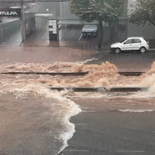 Em minutos, chuva transforma a Av. Mato Grosso em rio e deixa ve&iacute;culos ilhados
