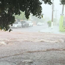 &Aacute;gua invade ruas e casas e causa transtornos no Jardim S&atilde;o Louren&ccedil;o