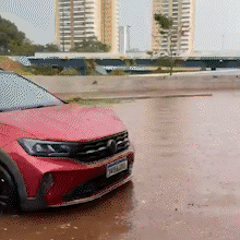 Estacionamento de academia volta a alagar durante chuva na Cear&aacute;