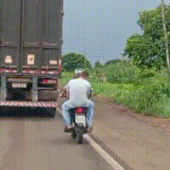 Passageiro de motocicleta arrisca vida andando sem capacete em rodovia