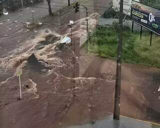 Temporal alaga Rachid Neder e leva asfalto pela 2ª vez em menos de dois meses Temporal alaga Rachid Neder e leva asfalto pela 2ª vez em menos de dois meses