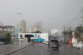 Chuva intensa retorna a Campo Grande com rajadas de vento a 40 km/h