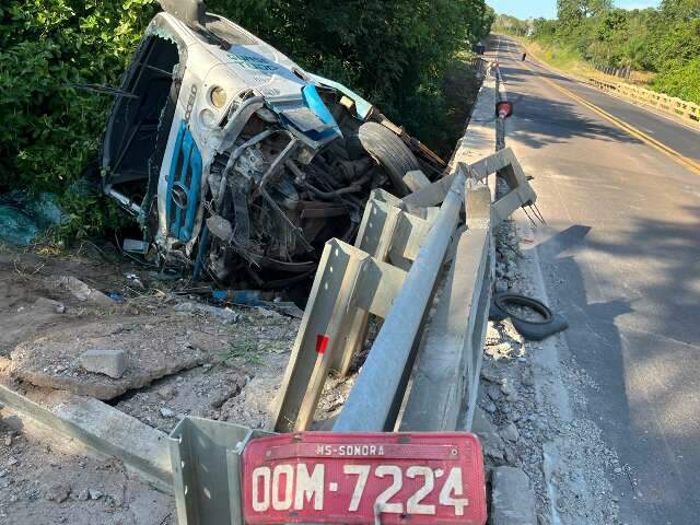 Caminh&atilde;o despenca de ponte na BR-163 e motorista fica preso &agrave;s ferragens