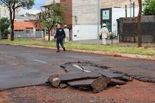 Asfalto se desintegra na Rachid Neder e reparo ser&aacute; "complexo", diz prefeitura