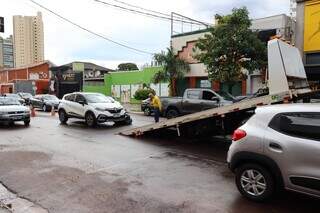Chuva intensa provoca pane em carro e deixa motorista ilhada na Capital Chuva intensa provoca pane em carro e deixa motorista ilhada na Capital