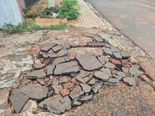 Em trecho com asfalto aos pedaços, avenida segue parcialmente interditada Em trecho com asfalto aos pedaços, avenida segue parcialmente interditada