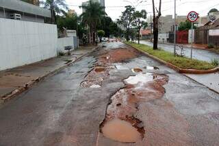 Motoristas sofrem com ruas e carros alagados em Campo Grande