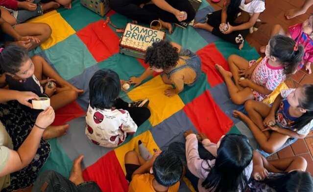 Longe das telas, ateliê realiza oficinas brincantes para bebês e crianças