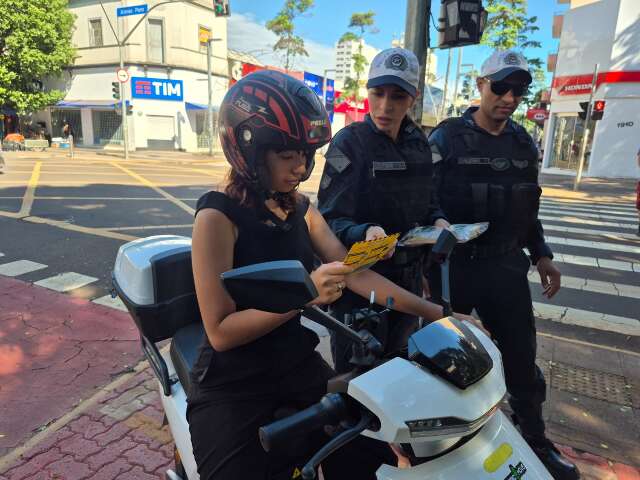 Blitz orienta condutores sobre novas regras; multas come&ccedil;am na pr&oacute;xima semana