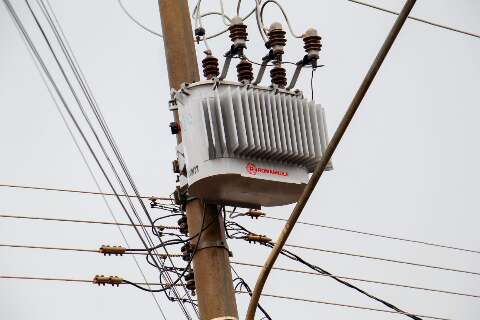 Estouro recorrente de transformador causa preju&iacute;zos e medo em rua da Capital