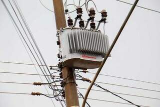 Estouro recorrente de transformador causa preju&iacute;zos e medo em rua da Capital