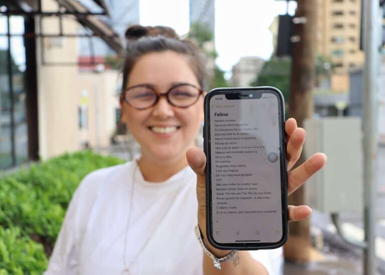 Sexo e liberdade marcam estreia literária da poeta Flávia Hill