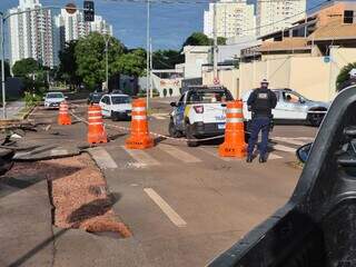 Em trecho com asfalto aos pedaços, avenida segue parcialmente interditada Em trecho com asfalto aos pedaços, avenida segue parcialmente interditada