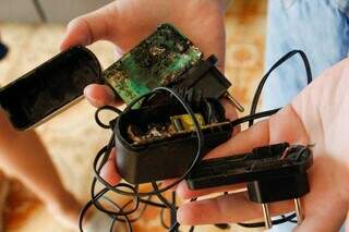 Estouro recorrente de transformador causa preju&iacute;zos e medo em rua da Capital