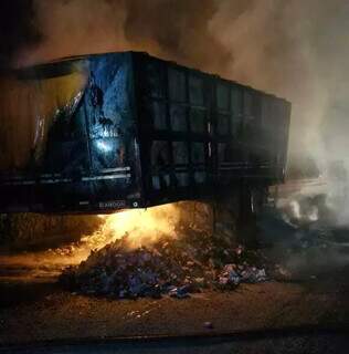 Carreta carregada com sabão é destruída em incêndio e rodovia é interditada Carreta carregada com sabão é destruída em incêndio e rodovia é interditada