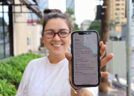 Sexo e liberdade marcam estreia liter&aacute;ria da poeta Fl&aacute;via Hill