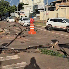 Em trecho com asfaltos aos peda&ccedil;os, avenida segue parcialmente interditada