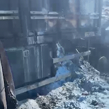 Carreta carregada com sab&atilde;o &eacute; destru&iacute;da em inc&ecirc;ndio e rodovia &eacute; interditada