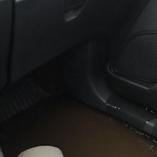 Tr&acirc;nsito sofre com asfalto cedendo e carros alagados na chuva em Campo Grande