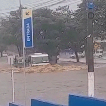 Pancada de chuva transforma ruas da regi&atilde;o sul em rios