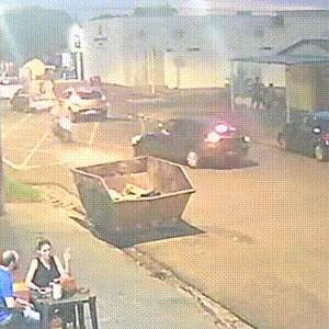 Motociclista &eacute; arremessado ao atingir carro durante convers&atilde;o no Leblon