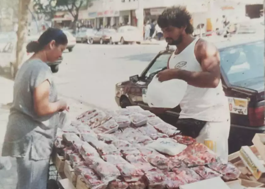 Mesmo com piadas, "João Laranjeiro" resiste há 52 anos vendendo fruta