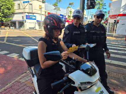Blitz orienta condutores sobre novas regras; multas come&ccedil;am na pr&oacute;xima semana