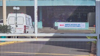 Bebê é internada com 13 fraturas nas costelas; pais alegam força em massagem Bebê é internada com 13 fraturas nas costelas; pais alegam força em massagem