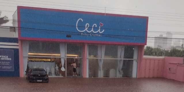 Enxurrada causa preju&iacute;zo de R$ 60 mil em loja de roupas infantis em bairro nobre