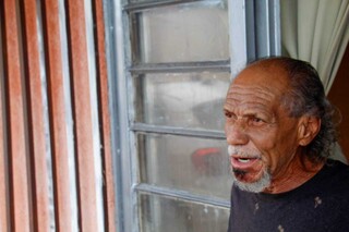 Com seriguela no pé, moradores param, colhem e mudam a rotina nos bairros Com seriguela no pé, moradores param, colhem e mudam a rotina nos bairros