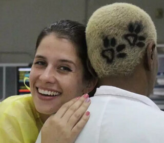 L&eacute;o venceu preconceito e encontrou liberdade no pr&oacute;prio cabelo 