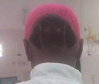 L&eacute;o venceu preconceito e encontrou liberdade no pr&oacute;prio cabelo 