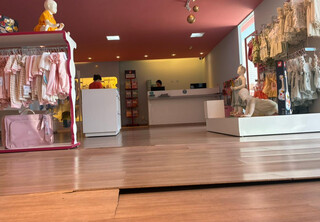 Enxurrada causa preju&iacute;zo de R$ 60 mil em loja de roupas infantis em bairro nobre