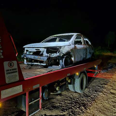 Homem &eacute; preso ao inventar roubo e incendeia carro de empresa que trabalhava