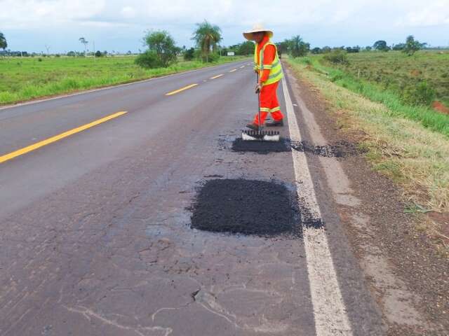 DNIT inicia tapa-buraco na BR-376 ap&oacute;s "reparos" de policiais rodovi&aacute;rios