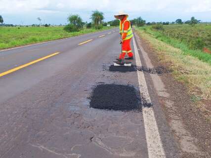 DNIT inicia tapa-buraco na BR-376 ap&oacute;s "reparos" de policiais rodovi&aacute;rios
