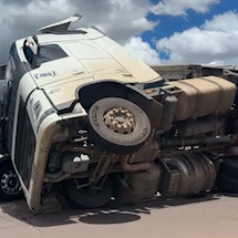 Tombamento de carreta interdita trecho da BR-163 e causa congestionamento