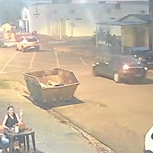 Motociclista &eacute; arremessado ao atingir carro durante convers&atilde;o no Leblon