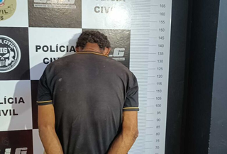 Homem é preso por matar e carbonizar colega após discussão por cama Homem é preso por matar e carbonizar colega após discussão por cama