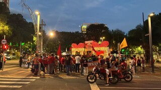 Manifestantes fazem ato pela democracia na regi&atilde;o central de Campo Grande