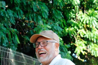 Com seriguela no pé, moradores param, colhem e mudam a rotina nos bairros Com seriguela no pé, moradores param, colhem e mudam a rotina nos bairros