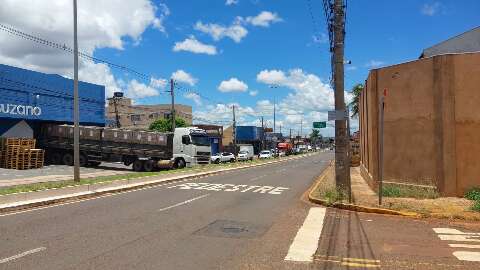 Carreta quebra, fica atravessada na pista e trava tr&acirc;nsito na Av. Zahran