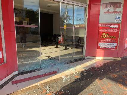 Ladr&atilde;o usa pedra para quebrar porta e invadir cl&iacute;nica odontol&oacute;gica