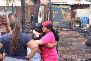 Curto-circuito destr&oacute;i barracos e deixa 13 pessoas desabrigadas