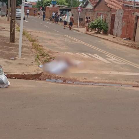 Pai e filho matam primo a tiros e facadas ap&oacute;s ataque dentro de casa