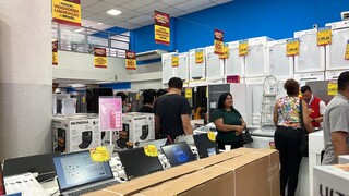 Em dia de liquidação, teve gente que madrugou por travesseiro de R$ 15 Em dia de liquidação, teve gente que madrugou por travesseiro de R$ 15