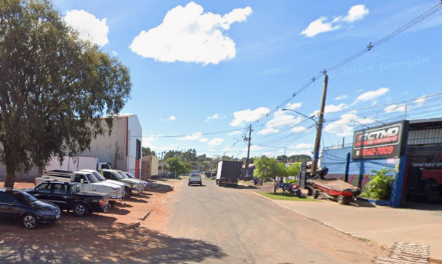 Moradores perseguem e amarram ladr&atilde;o at&eacute; a chegada da pol&iacute;cia