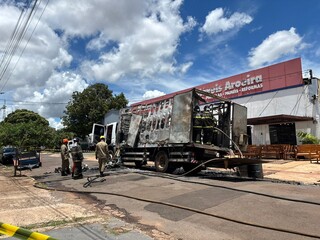 Caminh&atilde;o carregado com res&iacute;duos t&oacute;xicos pega fogo na Rua Cear&aacute;