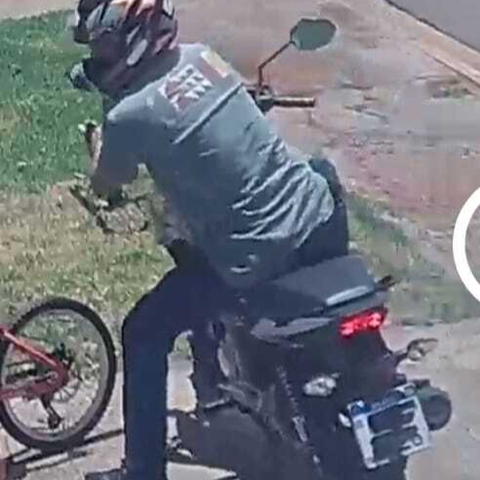 Preso motociclista suspeito de abusar de crian&ccedil;a em plena luz do dia