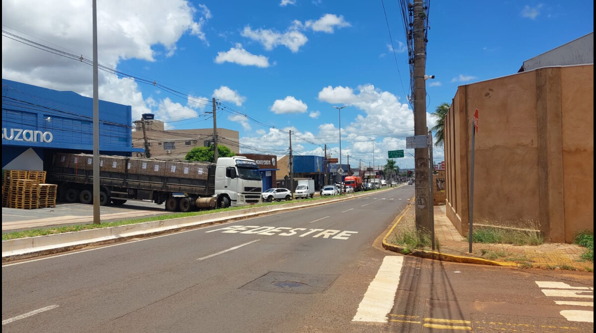 Carreta quebra e bloqueia trânsito na Av. Zahran nesta quinta